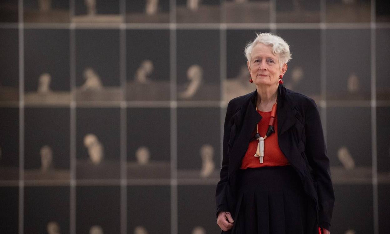 Mieke Bal, delante de una obra de Lidó Rico, en la Sala Verónicas.