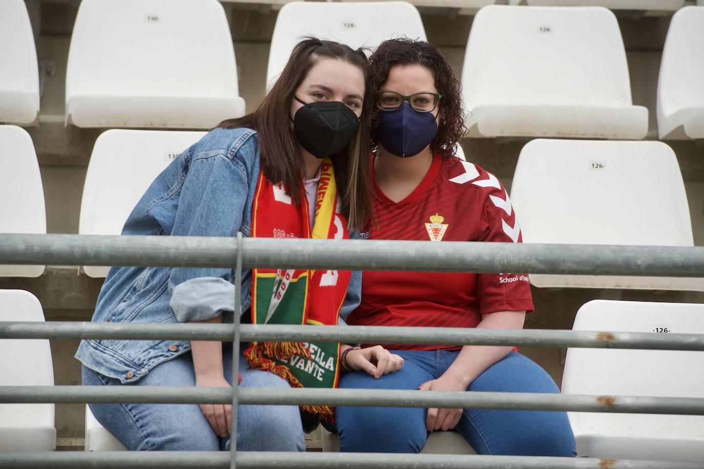 Fotos: Las mejores imágenes de la afición del Murcia durante el encuentro ante el Linense
