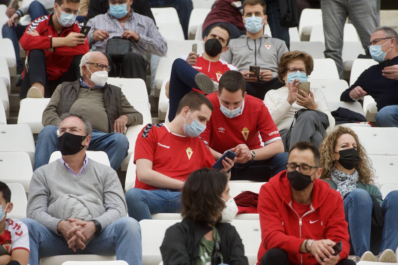 Fotos: Las mejores imágenes de la afición del Murcia durante el encuentro ante el Linense