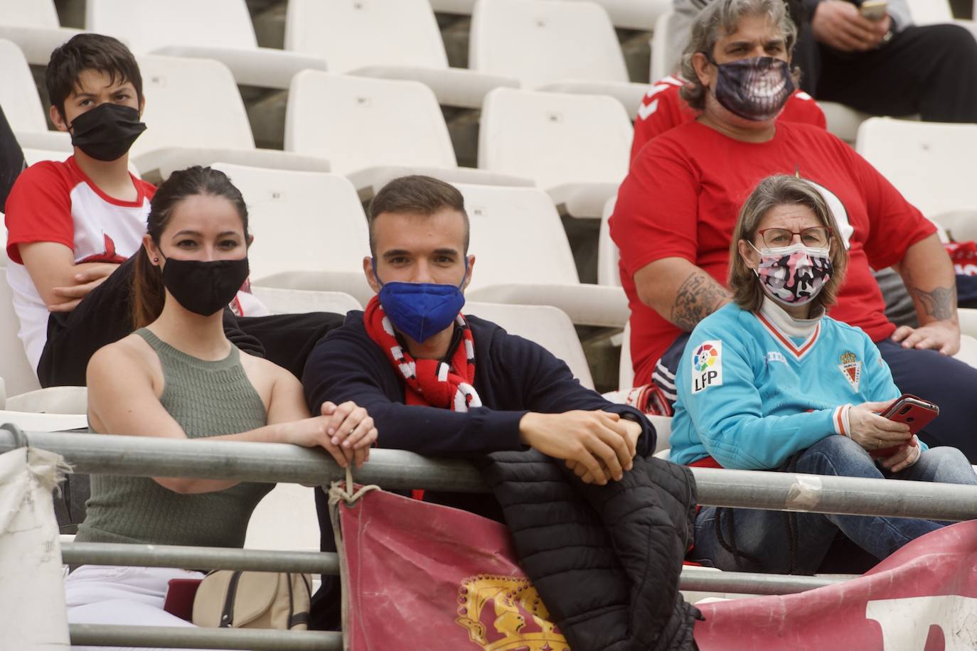Fotos: Las mejores imágenes de la afición del Murcia durante el encuentro ante el Linense