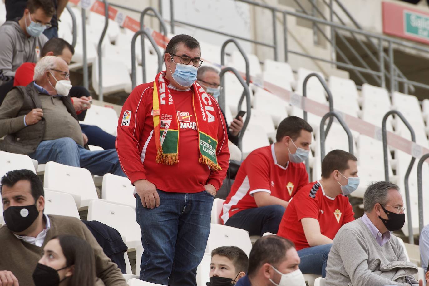 Fotos: Las mejores imágenes de la afición del Murcia durante el encuentro ante el Linense
