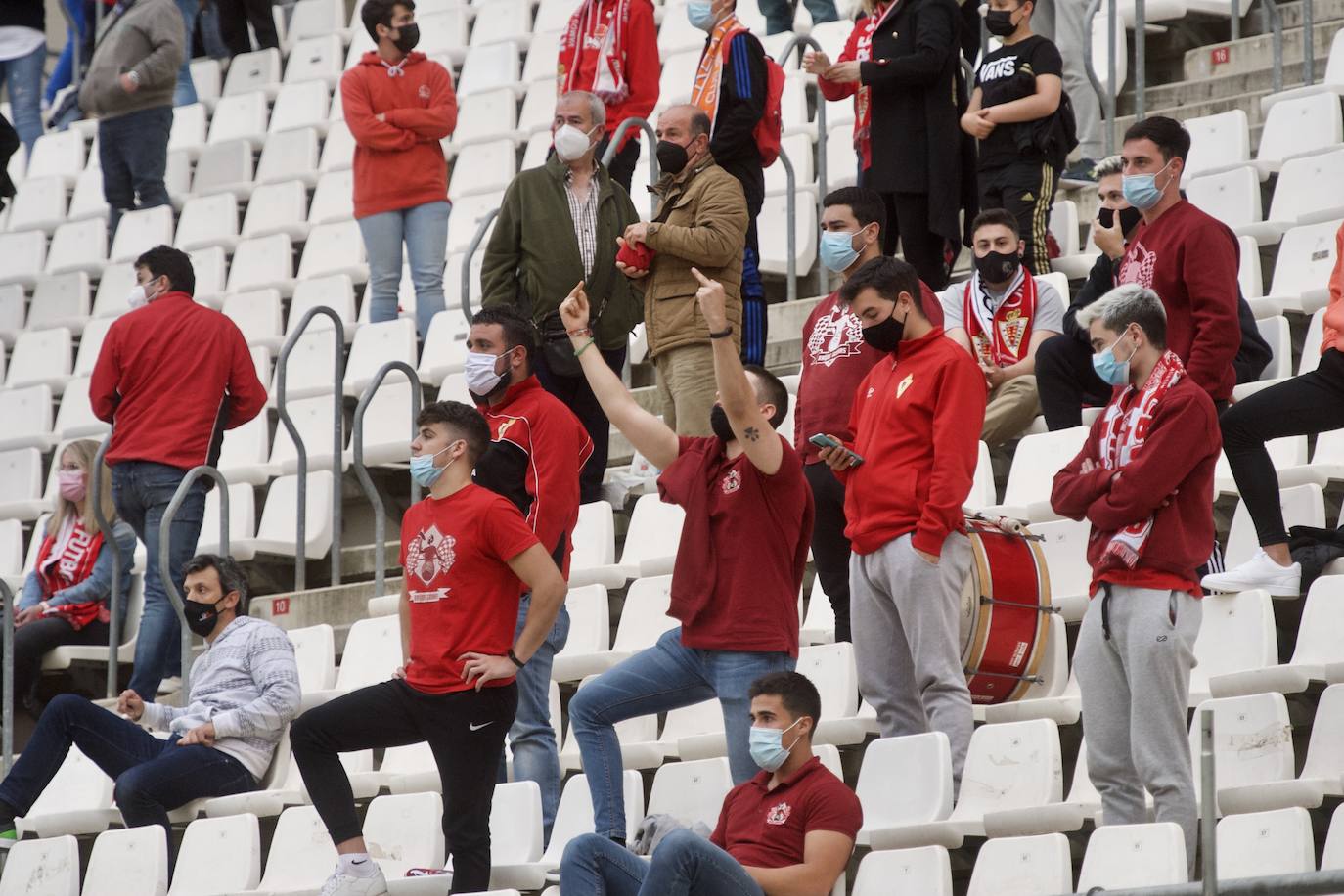 Fotos: Las mejores imágenes de la afición del Murcia durante el encuentro ante el Linense