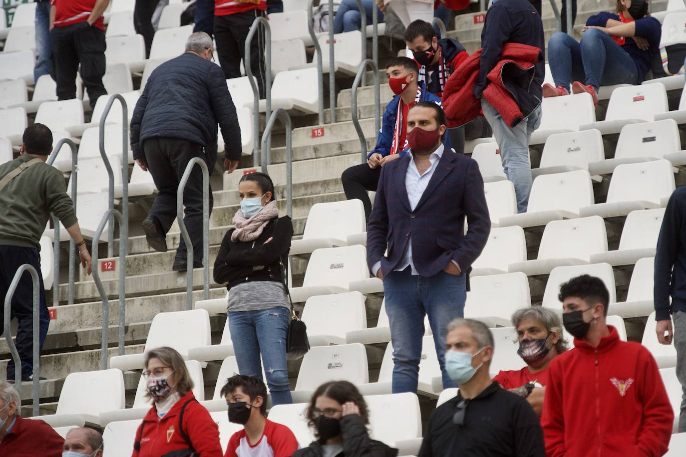 Fotos: Las mejores imágenes de la afición del Murcia durante el encuentro ante el Linense