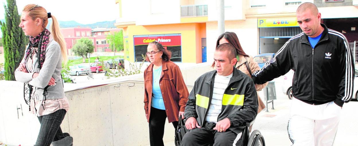 David Yepes, en el centro, en silla de ruedas, junto a otros integrantes de su familia, en una imagen de archivo. 