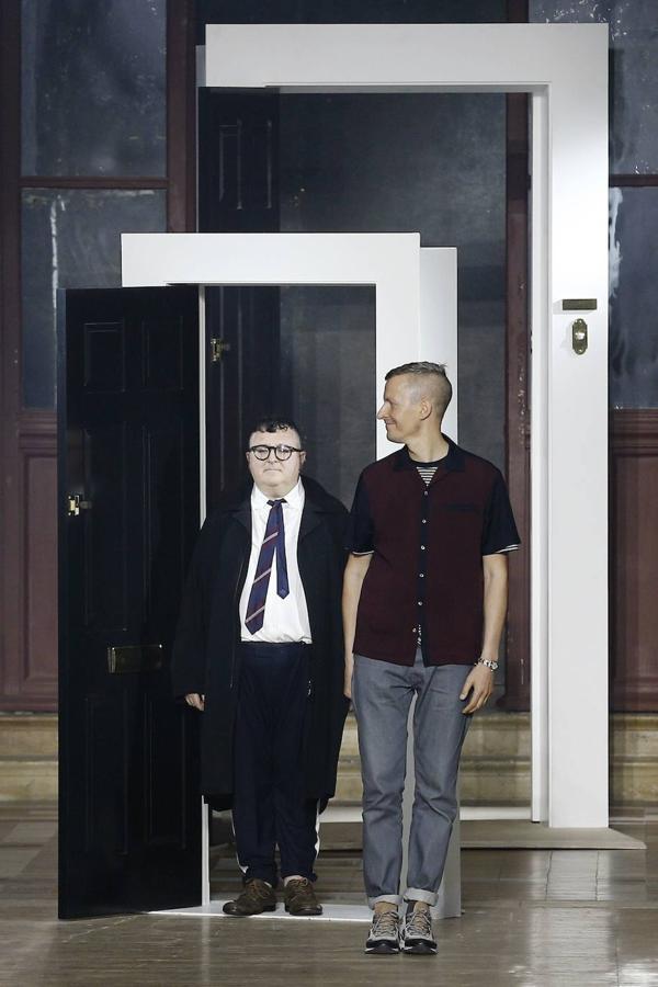 Los diseñadores Lucas Ossendrijver (d) y Alber Elbaz, saludando tras el desfile de su colección de hombre de primavera-verano 2015 para Lanvin, en París. 