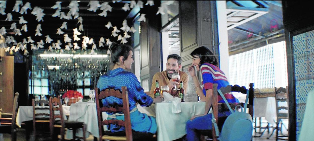 El corto relata el viaje de dos hermanos por los paisajes y la gastronomía de la Región. 