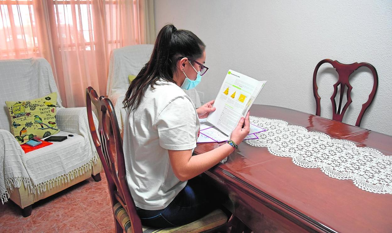 Verena estudia en casa de su abuela, desde donde asiste a las clases escolares de forma telemática. 
