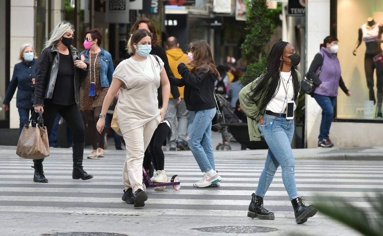 Personas con mascarilla por el centro de Murcia en una imagen de archivo. 