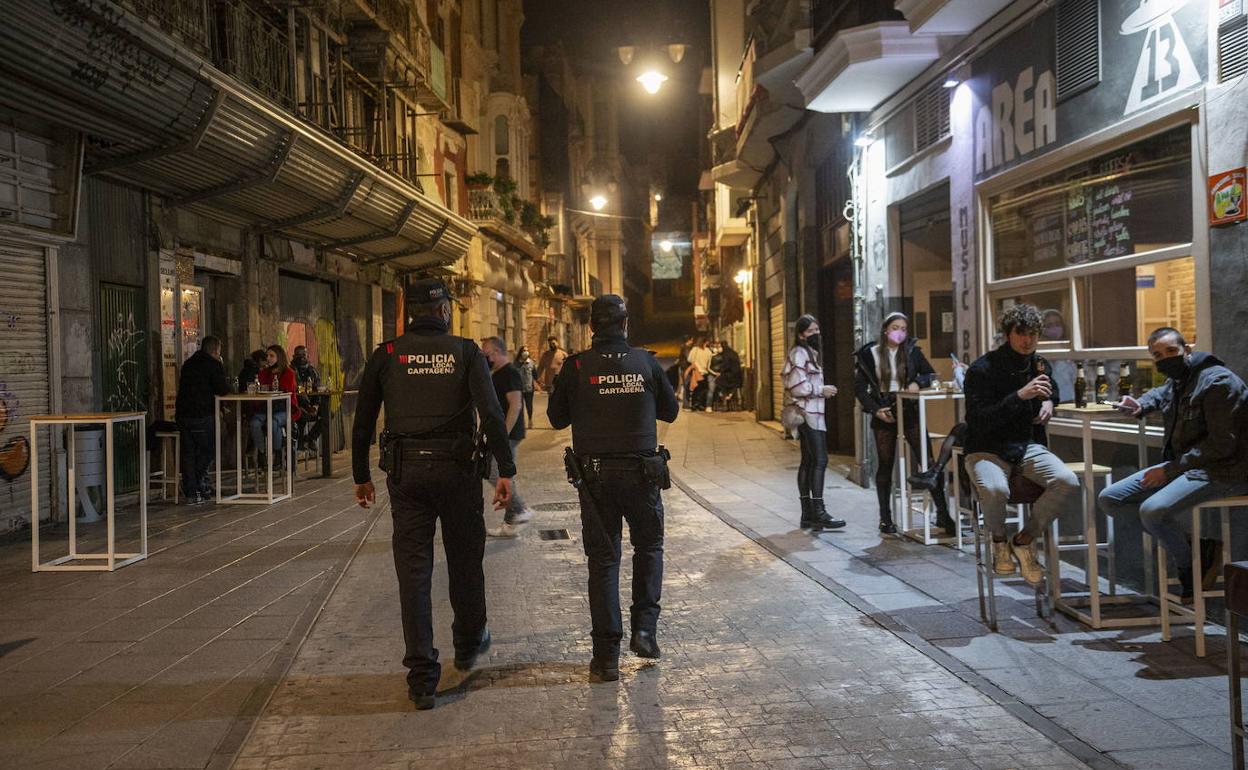 Policías locales de Cartagena vigilan el cumplimiento de las normas, en una fotografía de archivo.