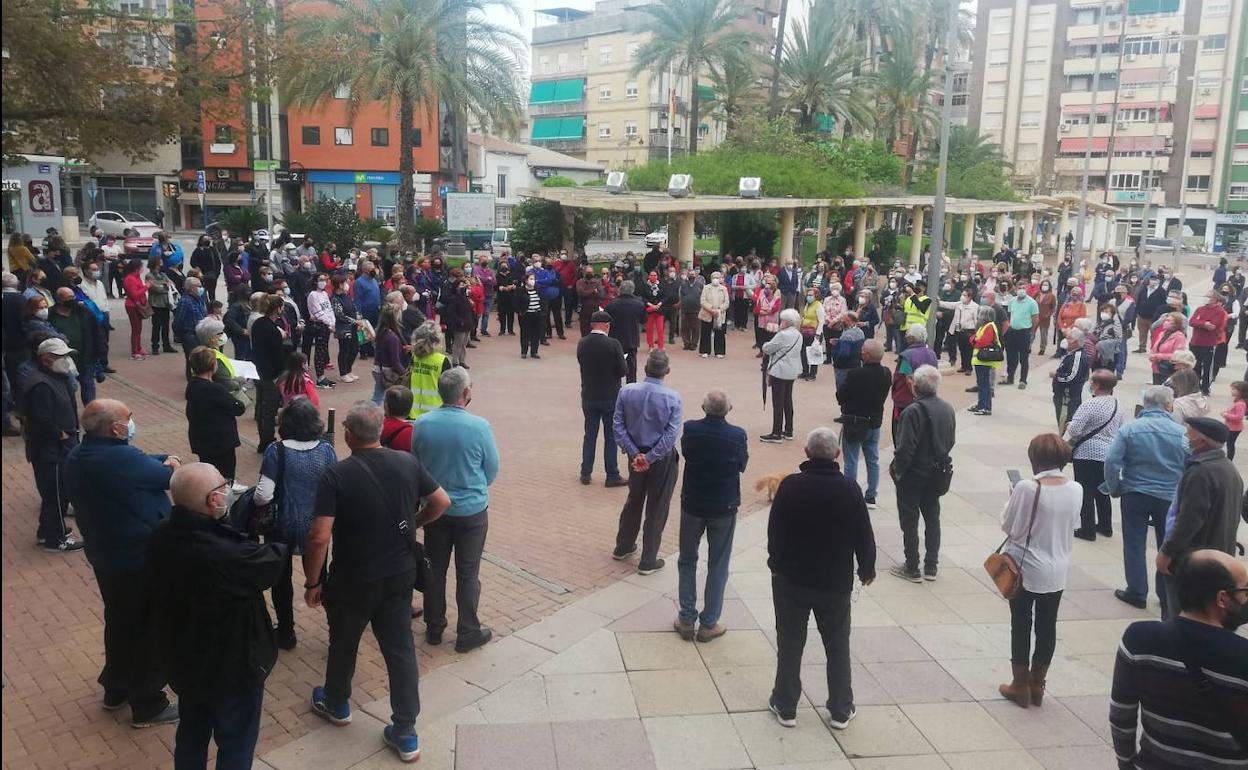 Vecinos de Molina concentrados el lunes por la tarde en la Plaza de España. 