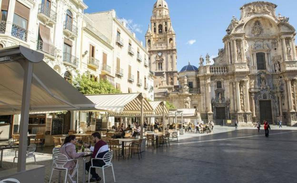 Terrazas de varios restaurantes en la plaza de la Catedral de Murcia, en una imagen de archivo. 