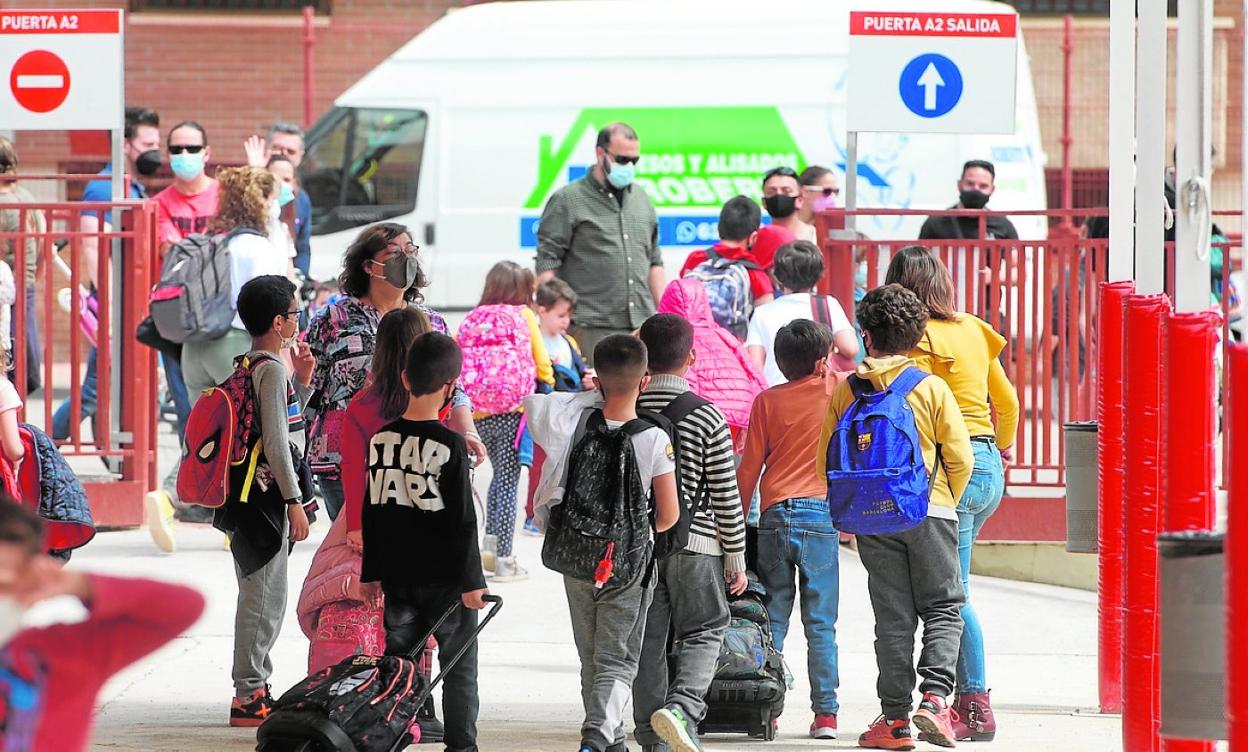 Un grupo de alumnos, a la salida de clase del colegio Mariano Aroca. 