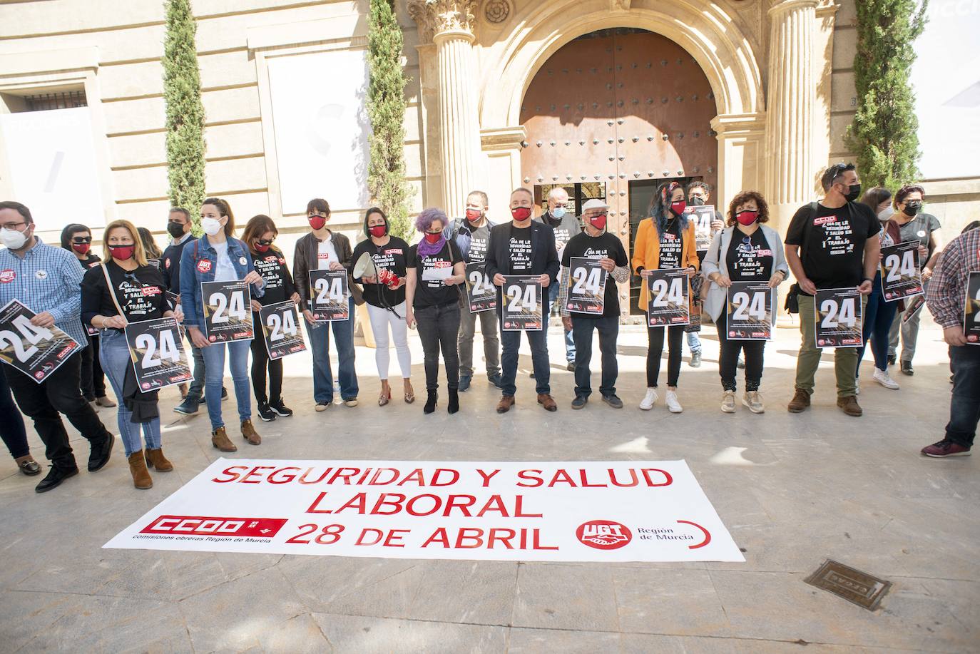 Fotos: Los sindicatos UGT Y CC OO homenajean a los fallecidos en accidente laboral surante 2020