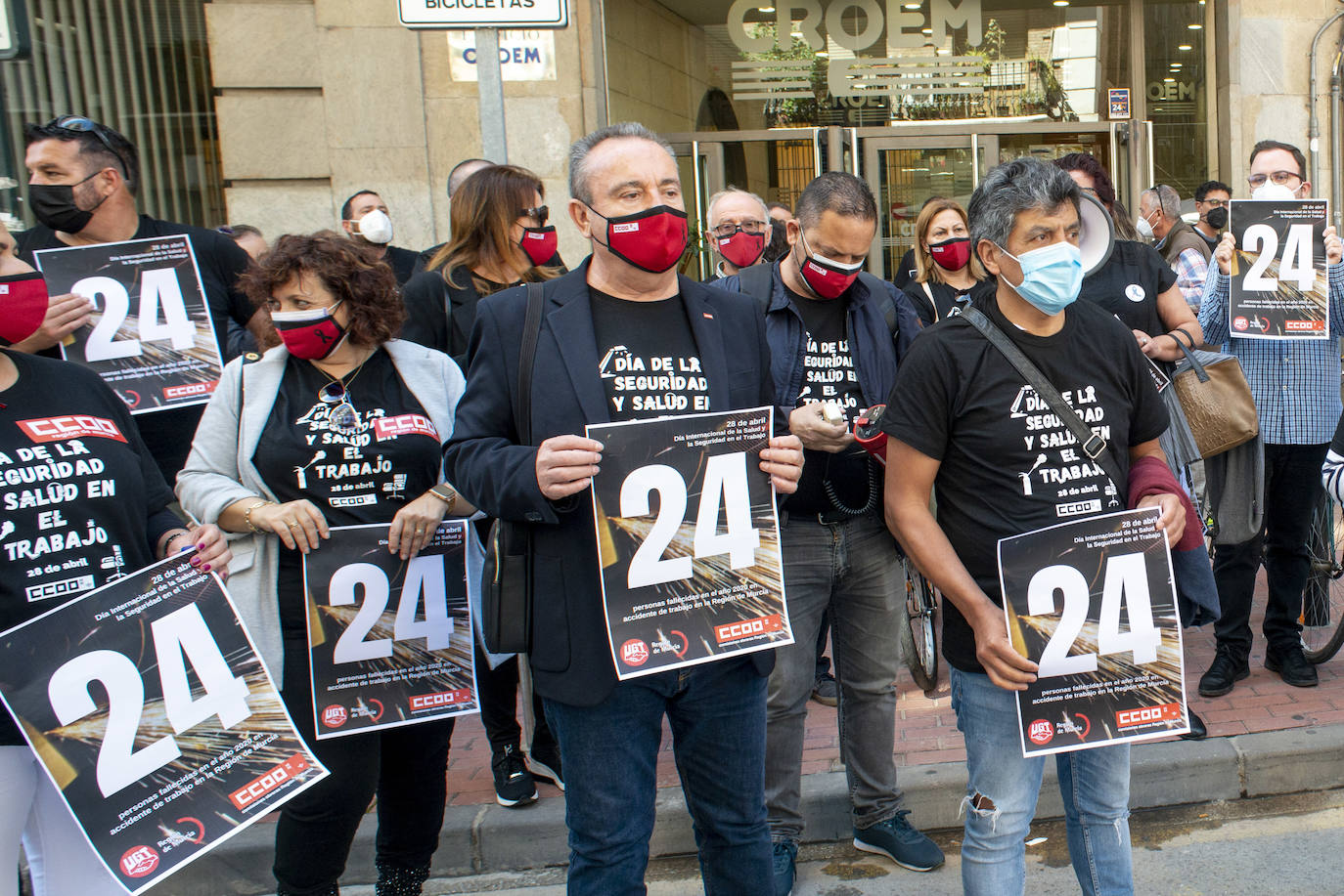 Fotos: Los sindicatos UGT Y CC OO homenajean a los fallecidos en accidente laboral surante 2020