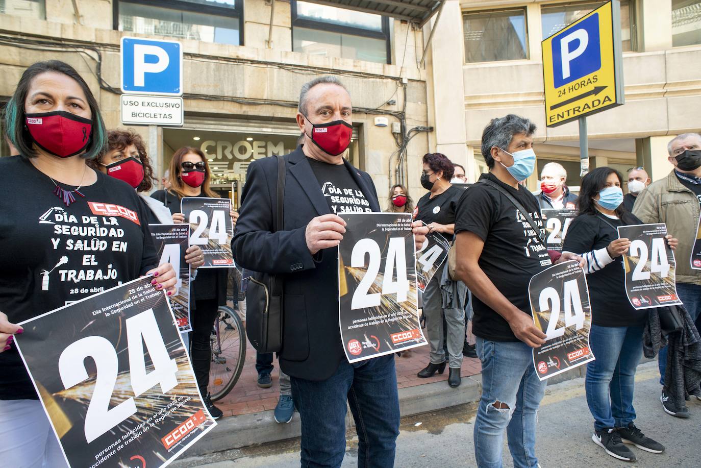 Fotos: Los sindicatos UGT Y CC OO homenajean a los fallecidos en accidente laboral surante 2020