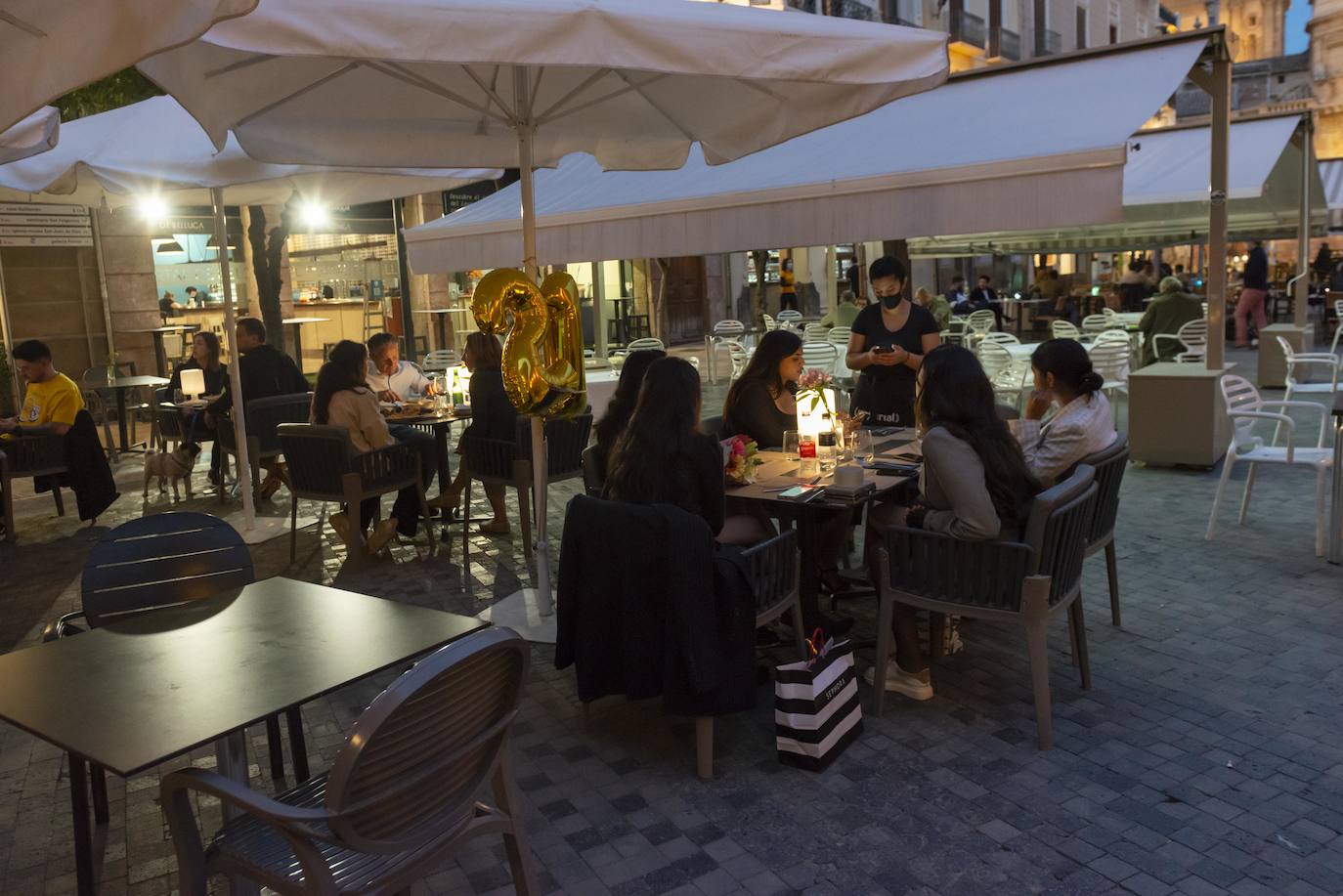 Fotos: «Cenas sin agobios» tras la ampliación del toque de queda a las doce de la noche