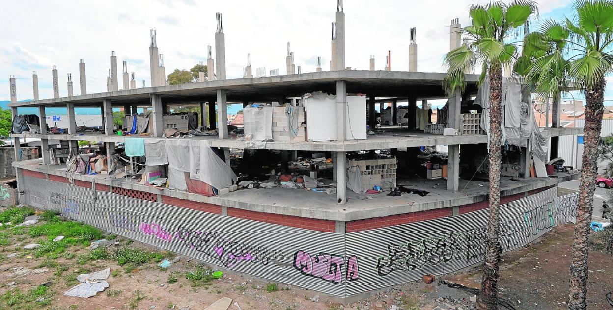 Imagen de la estructura abandonada junto al llamado 'cruce del Alias', visible desde la A-30 y llena de los enseres que dejaron los desalojados en noviembre. 