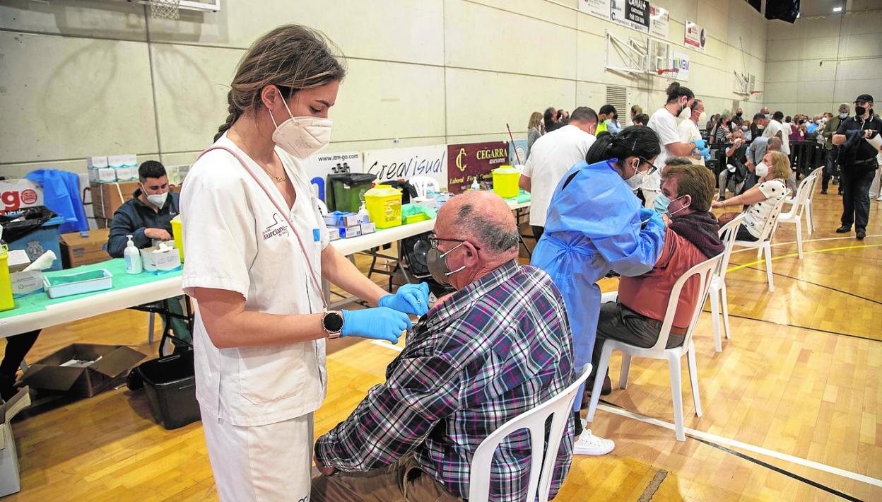 Una enfermera vacuna a un hombre con una dosis de Janssen, en el pabellón del polígono Cabezo Beaza de Cartagena. 