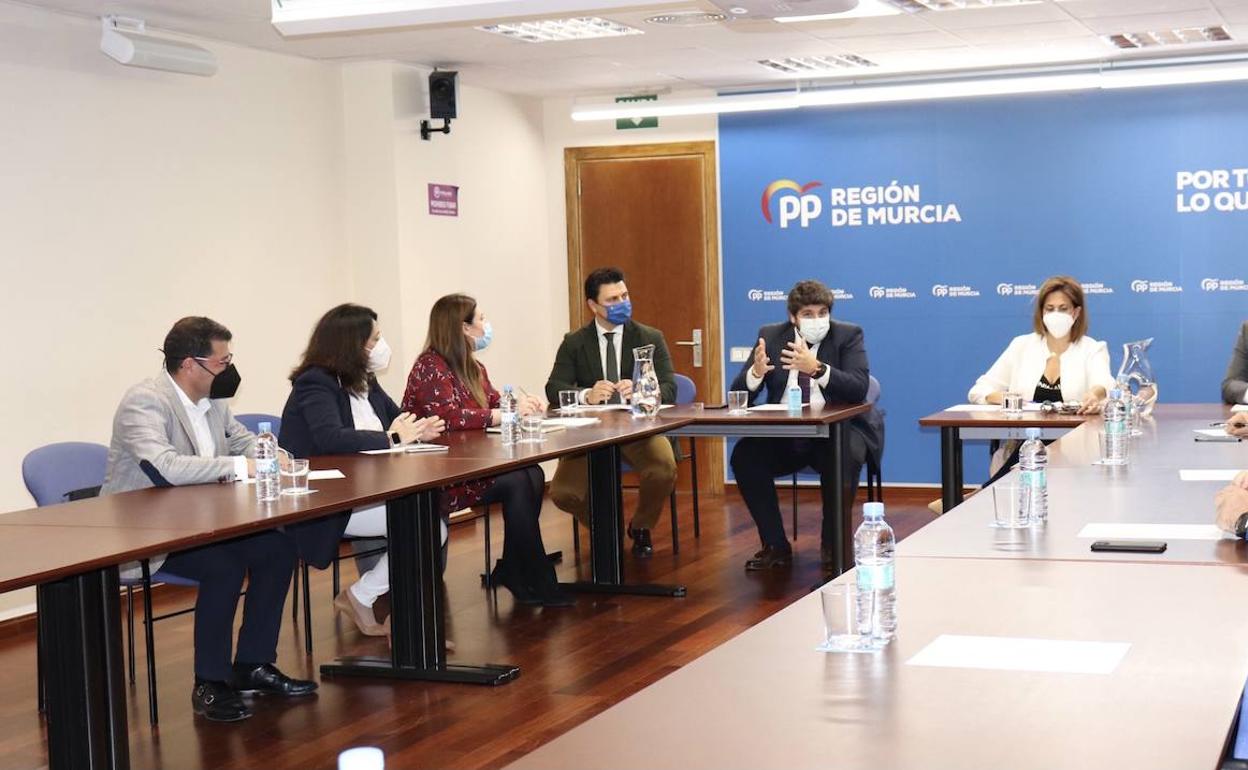 El presidente de la Región, Fernando López Miras, en un encuentro con representantes de sectores educativos.