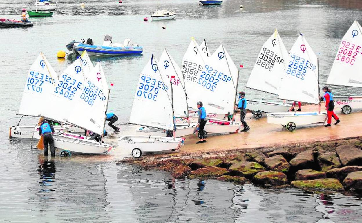 Equipo de una de las territoriales que salió al campo de regatas de la Copa de optimist, ayer.