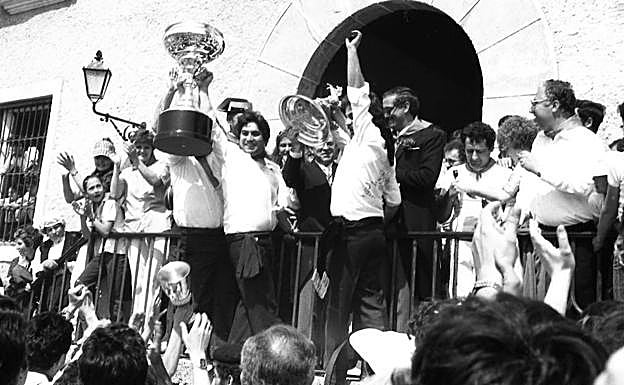 Miembros de la peña Terry, una de las más laureadas en el concurso de enjaezamiento, muestras orgullosos el trofeo que acaban de recoger de manos de las autoridades un 2 de mayo de los inicios de la década de los 80. 