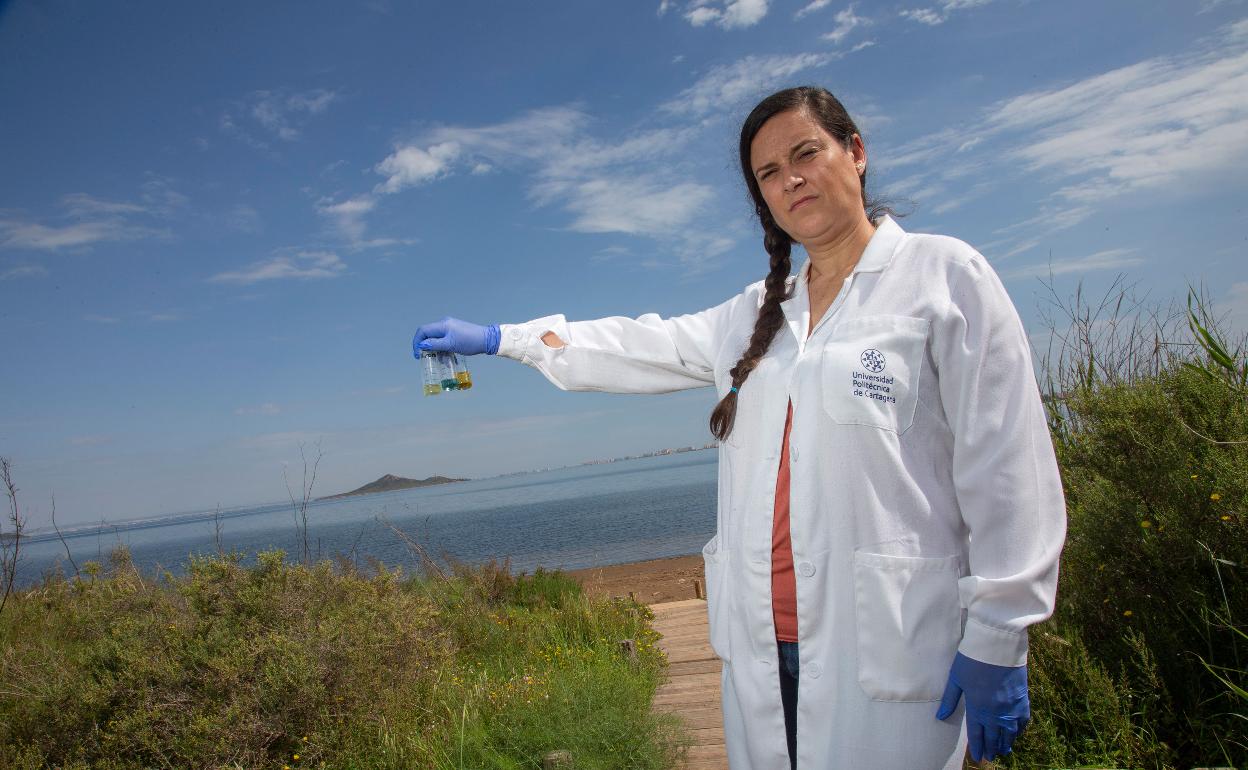 Rocío García con muestras tomadas en el Mar Menor.