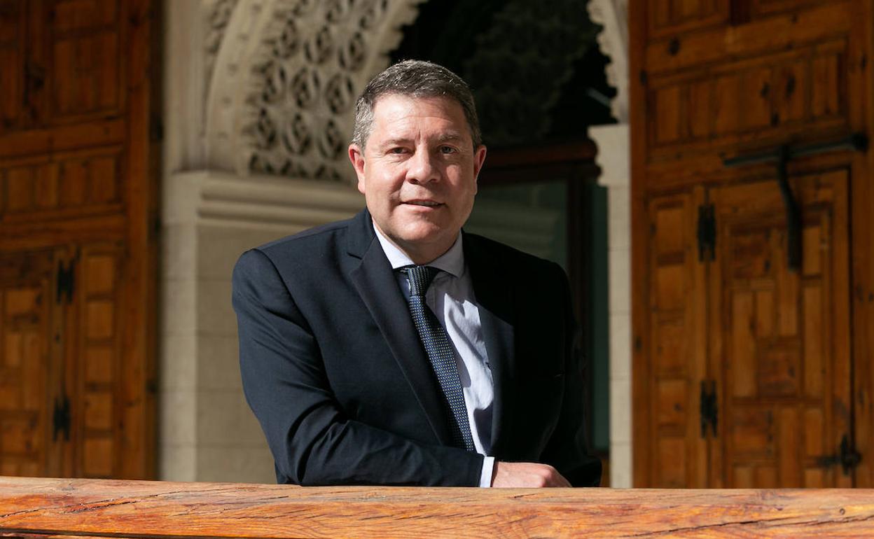 Emiliano García-Page posa en el Palacio de Fuensalida de Toledo, sede de la Presidencia de Castilla-La Mancha, durante la entrevista con LA VERDAD.