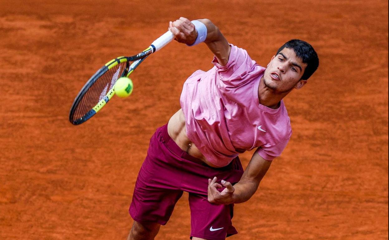 Carlos Alcaraz, este lunes, en el partido ante Adrian Mannarino en el Masters 1.000 de Madrid.