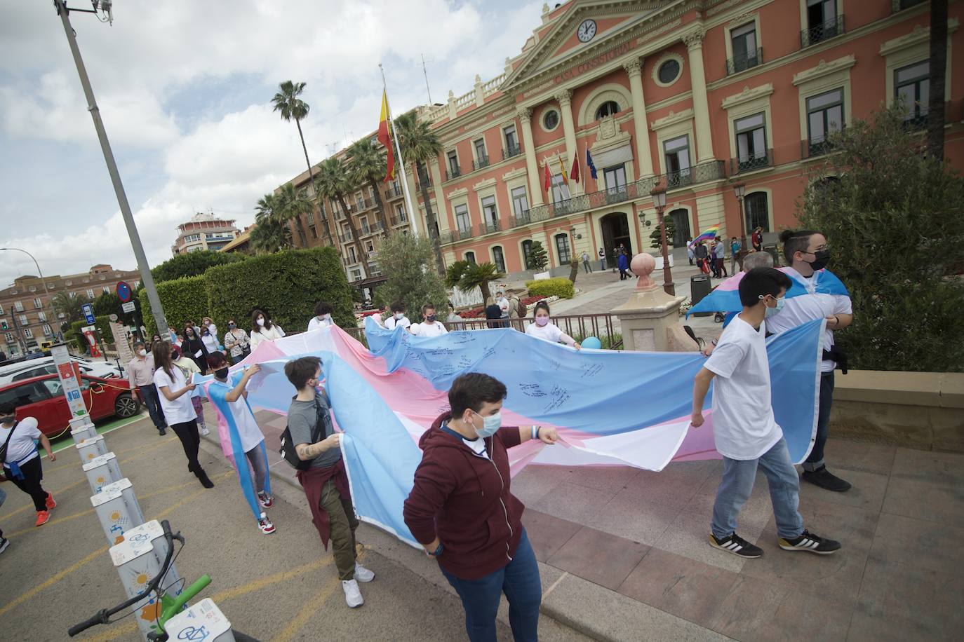 Fotos: La bandera tricolor llega a Murcia como símbolo de lucha de los derechos trans