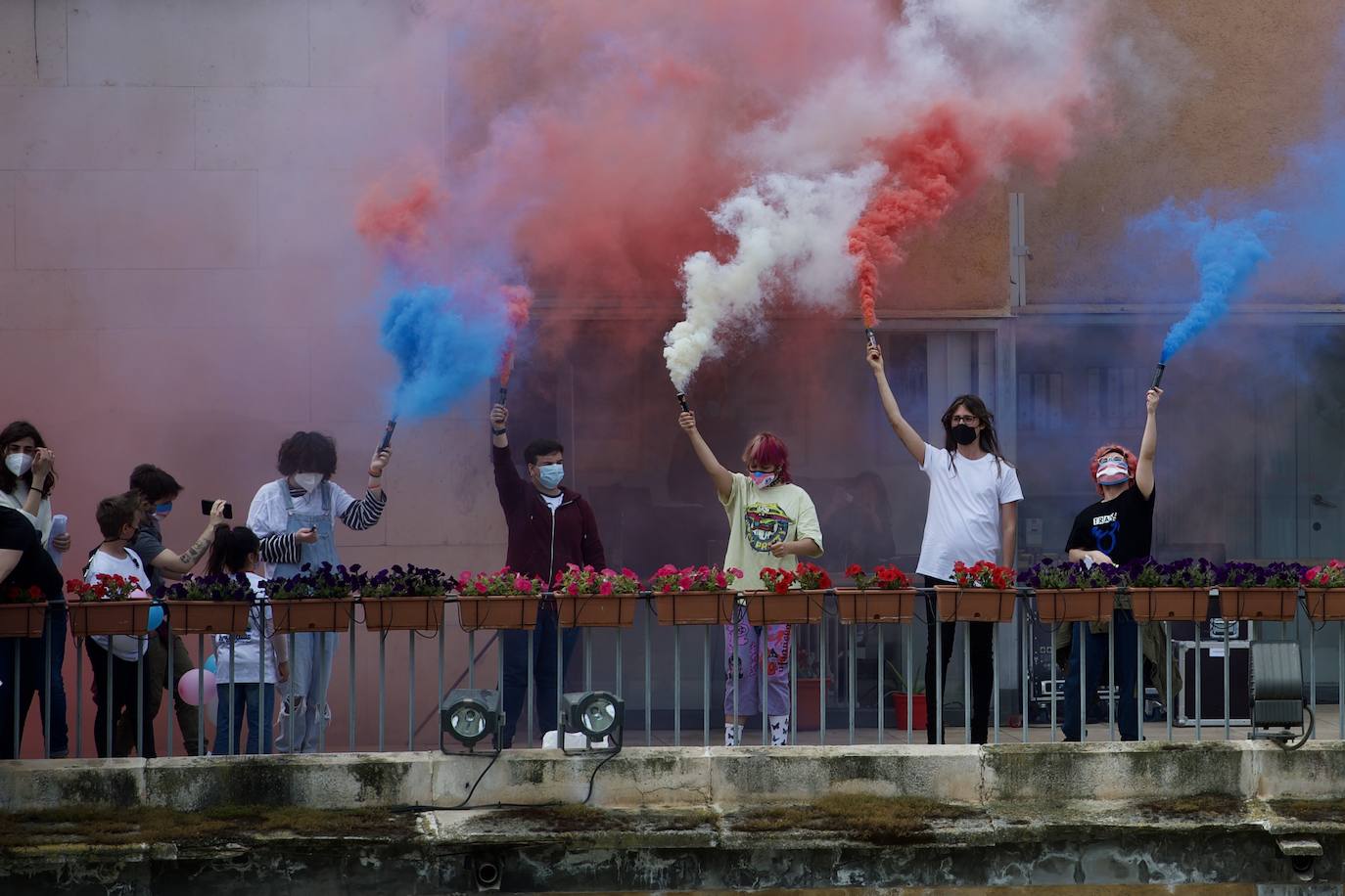 Fotos: La bandera tricolor llega a Murcia como símbolo de lucha de los derechos trans