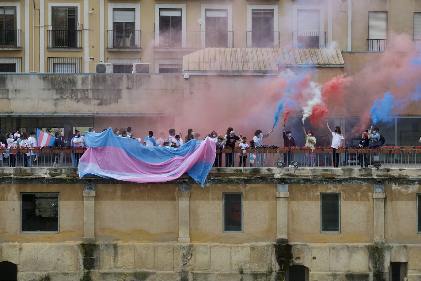 Fotos: La bandera tricolor llega a Murcia como símbolo de lucha de los derechos trans