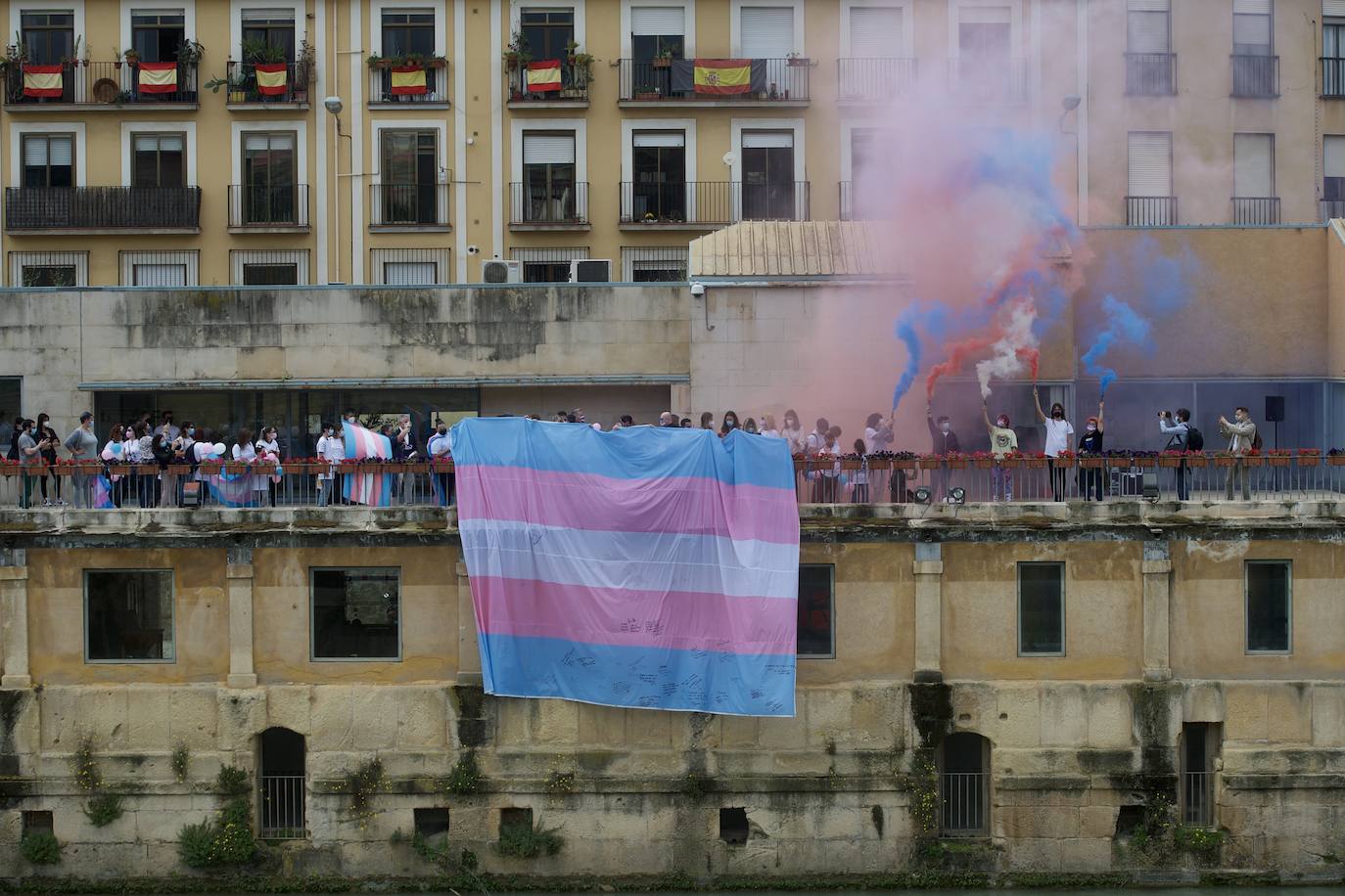 Fotos: La bandera tricolor llega a Murcia como símbolo de lucha de los derechos trans