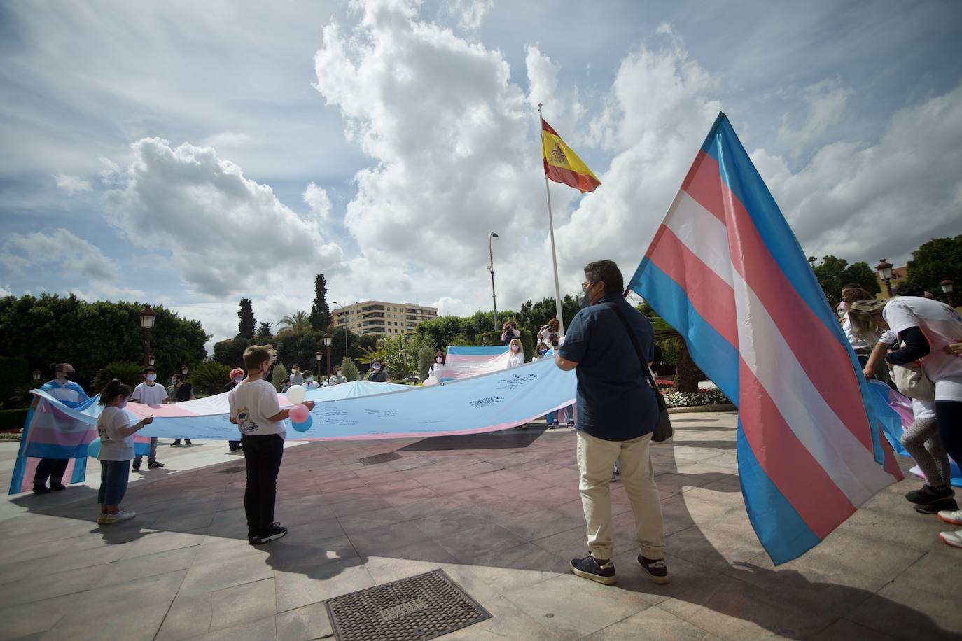 Fotos: La bandera tricolor llega a Murcia como símbolo de lucha de los derechos trans