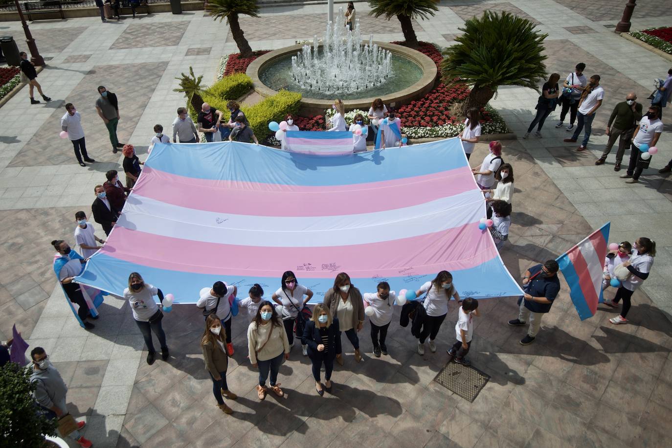 Fotos: La bandera tricolor llega a Murcia como símbolo de lucha de los derechos trans
