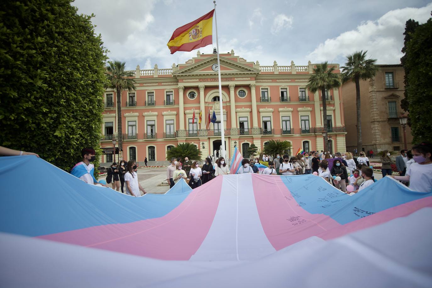Fotos: La bandera tricolor llega a Murcia como símbolo de lucha de los derechos trans