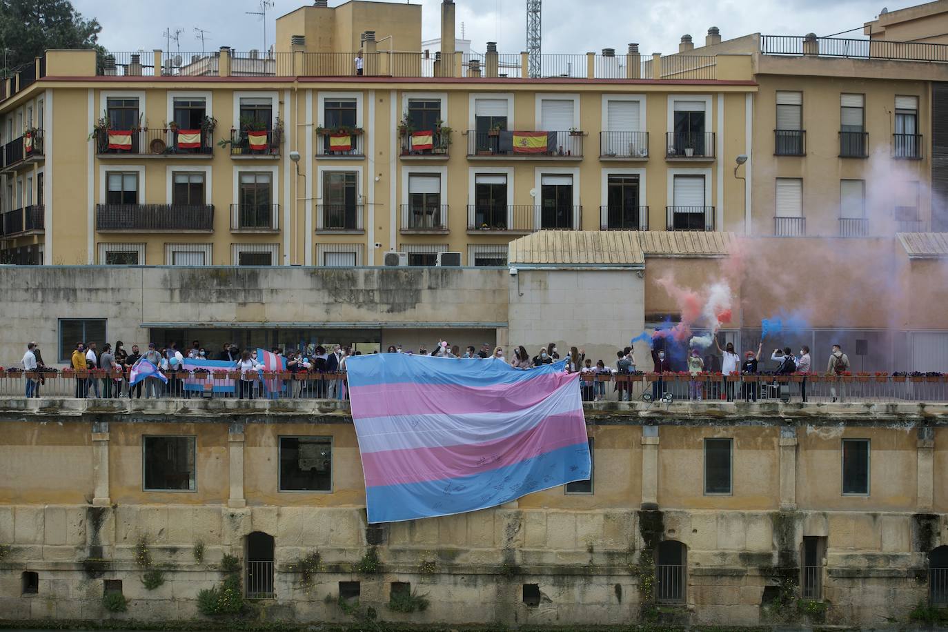 Fotos: La bandera tricolor llega a Murcia como símbolo de lucha de los derechos trans