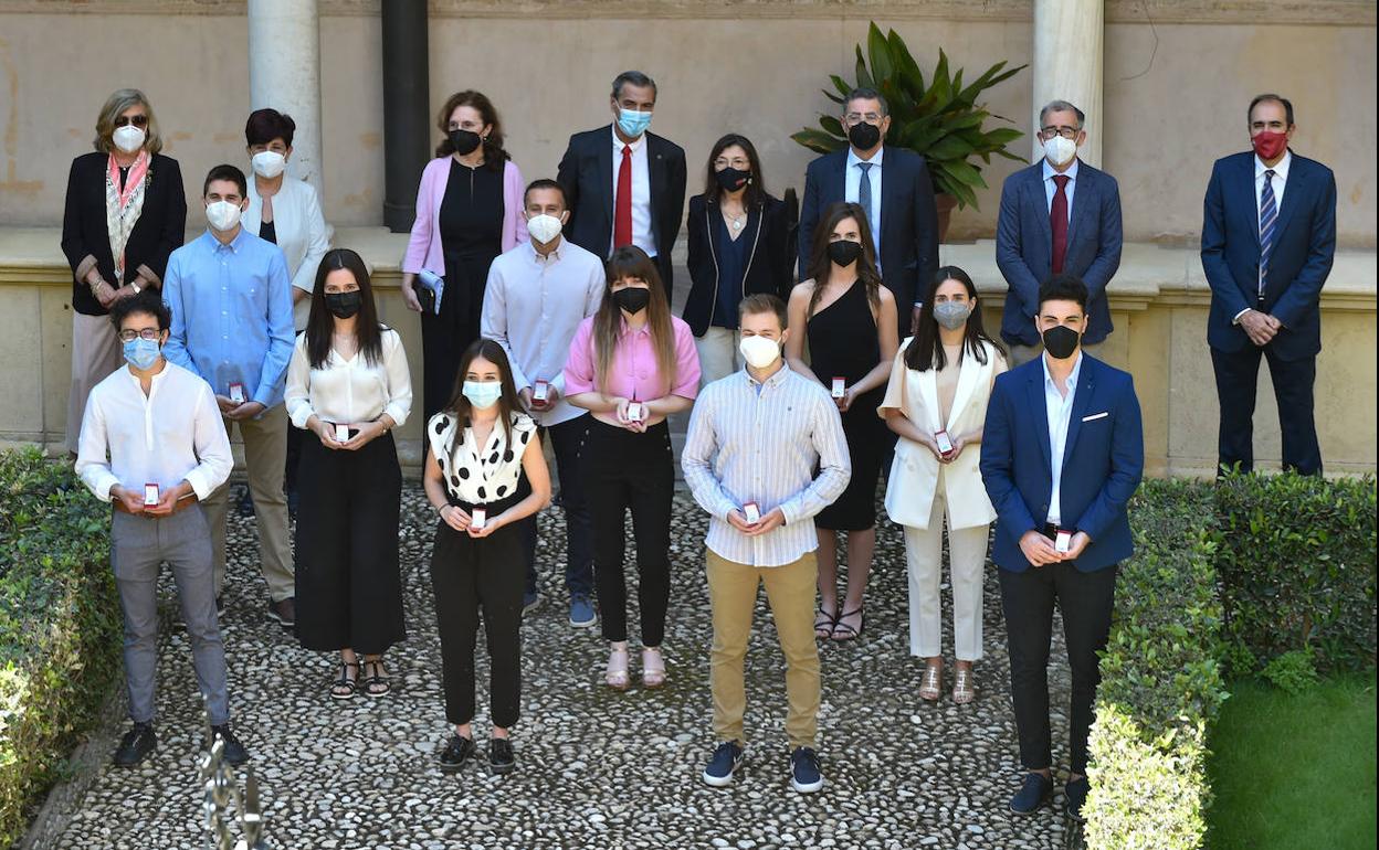 Los titulados y tituladas que han recibido la distinción.