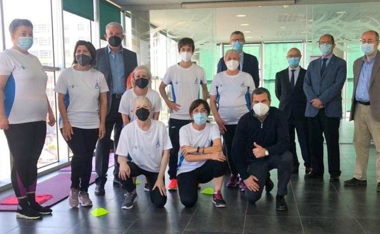 El consejero de Salud junto a los participantes en el primer día de la actividad.