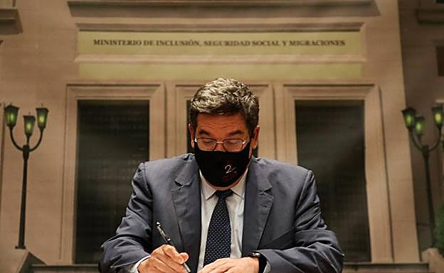 El ministro Escrivá firma el acuerdo.