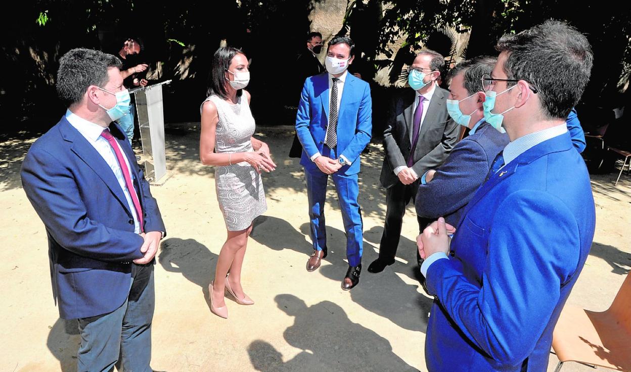 La consejera de Empresa, Valle Miguélez, charla con los integrantes de la nueva asociación. 