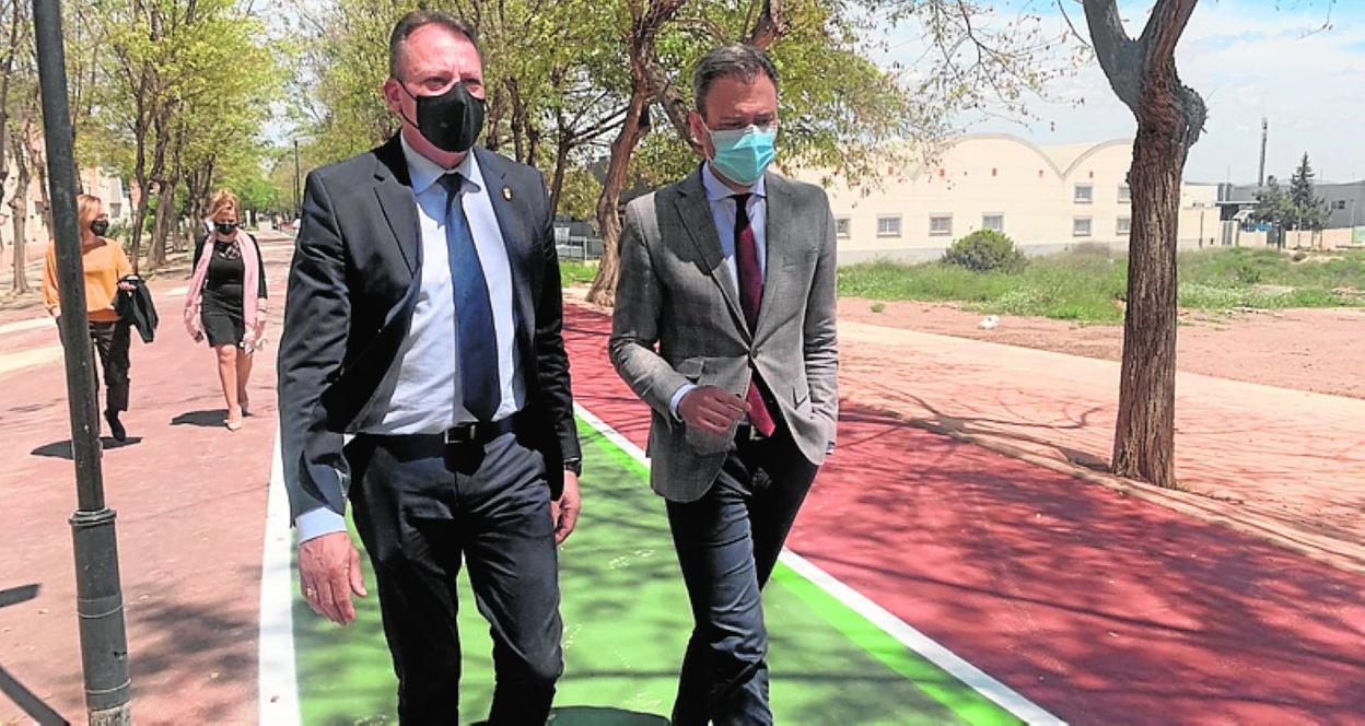 Juan Felipe Cano y Marcos Ortuño, ayer, en Ceutí. 