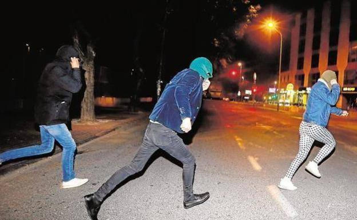 Los tres jóvenes afganos denunciados por violación, en una foto de archivo.