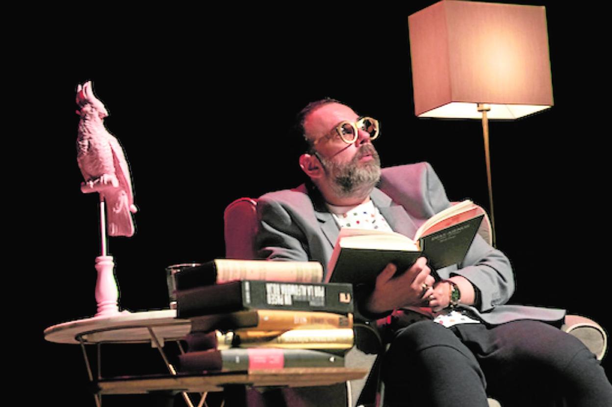 Bob Pop recuerda sobre el escenario las experiencias que han marcado su vida. 