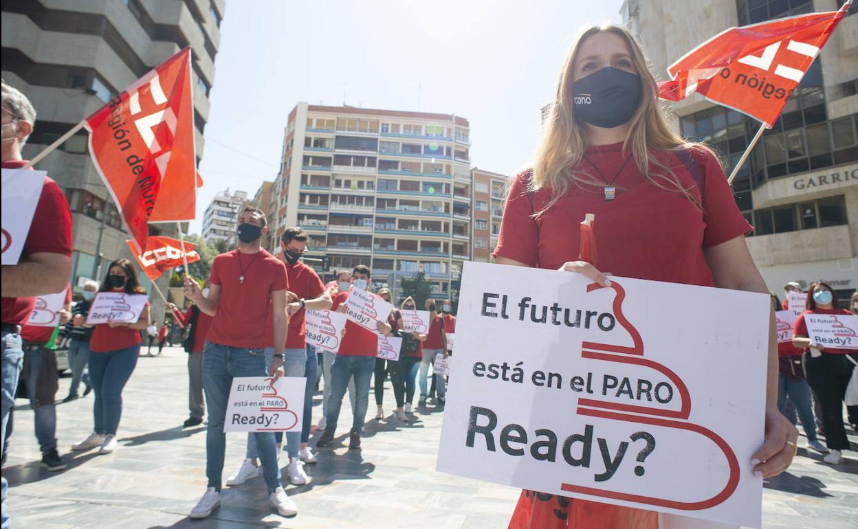 Protesta de los trabajadores de Icono Enterprise, el pasado miércoles, en la avenida Libertad de Murcia.