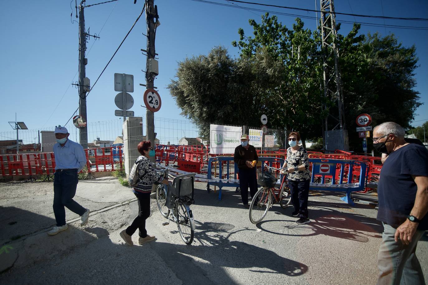 Fotos: Media hora de caminata para comprar la cena o las pastillas