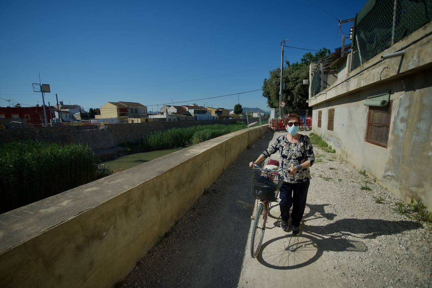Fotos: Media hora de caminata para comprar la cena o las pastillas