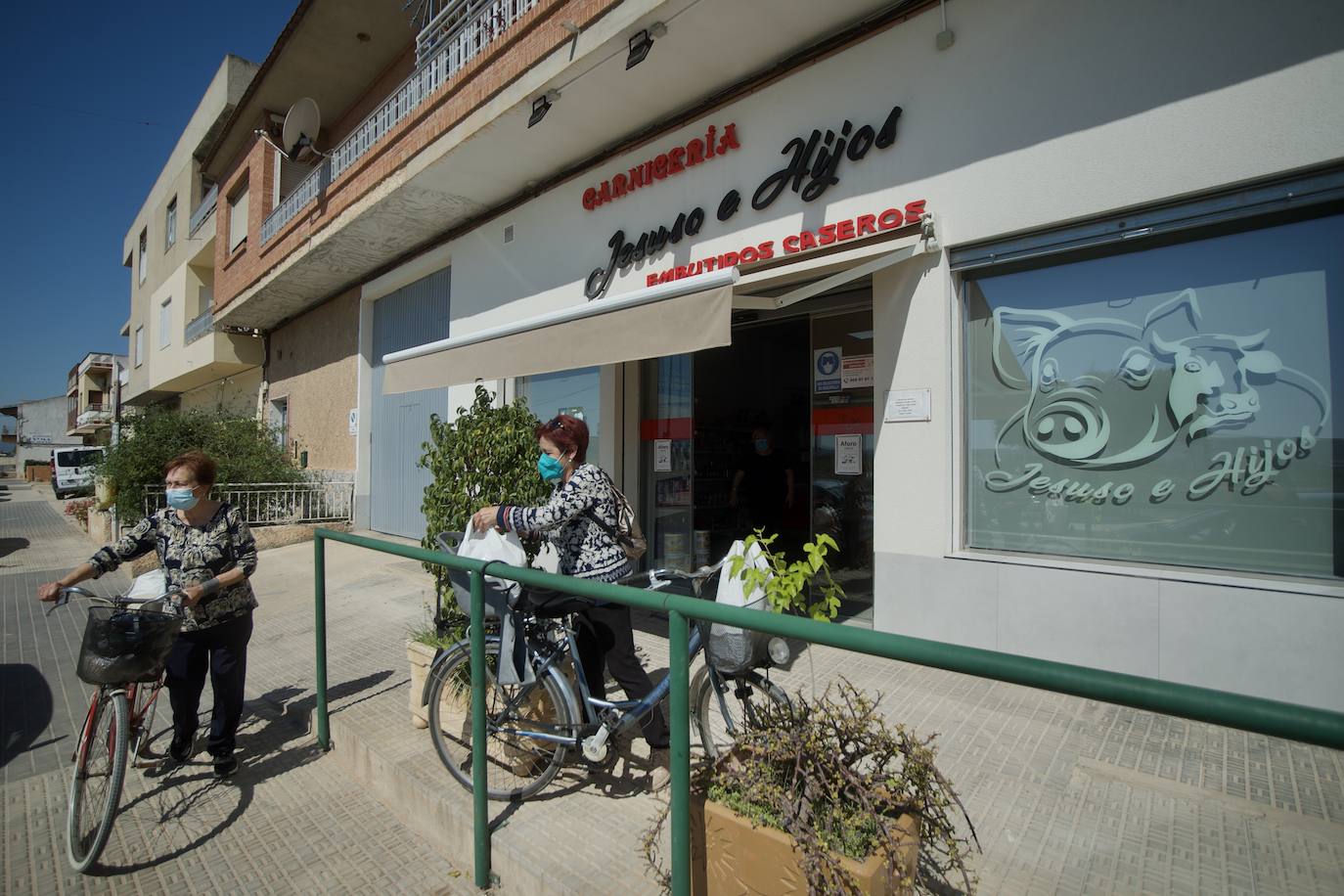 Fotos: Media hora de caminata para comprar la cena o las pastillas