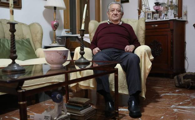 Devolución con el 40% de recargo. Alfonso Lizarán, en el salón de su casa, que reformó con el dinero de las ayudas. La Comunidad le reclamó 14.000 euros que ha pagado para que no le embarguen.