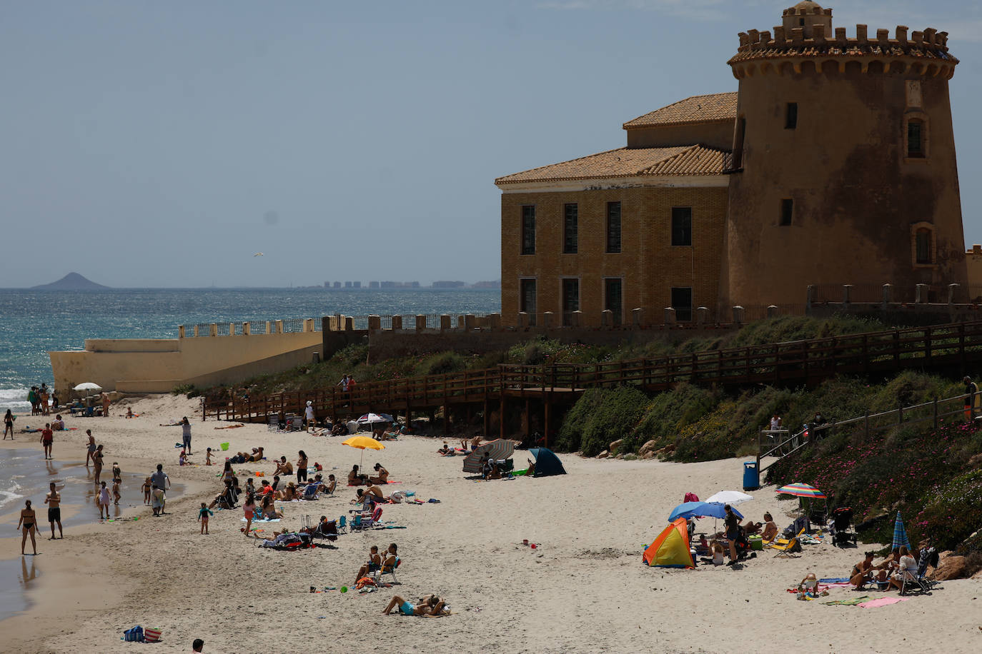 Fotos: Miles de ciudadanos de la Región pasan el día en la playa de Torre de la Horadada