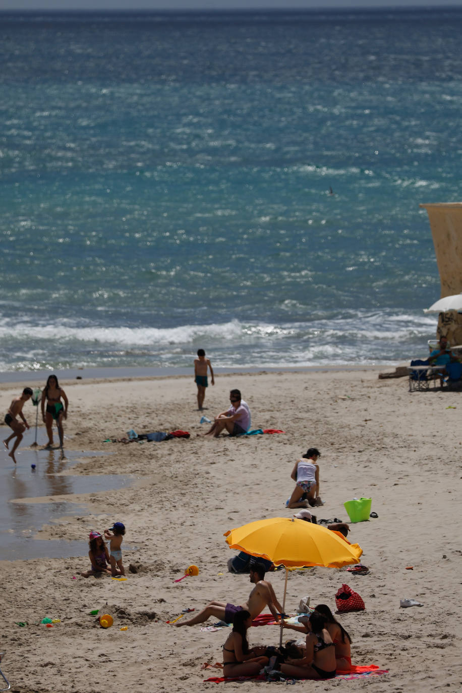 Fotos: Miles de ciudadanos de la Región pasan el día en la playa de Torre de la Horadada